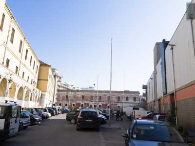 La piazza a cui si riferisce il giovane si trova sul retro del mercato ed � parte di via Tanzi, strada che costeggia l�autosilo e che si trasforma in una specie di largo chiuso da edifici particolari. Qui infatti si affaccia una storica e un po� abbattuta caserma dei Carabinieri dal colore rosa pallido...